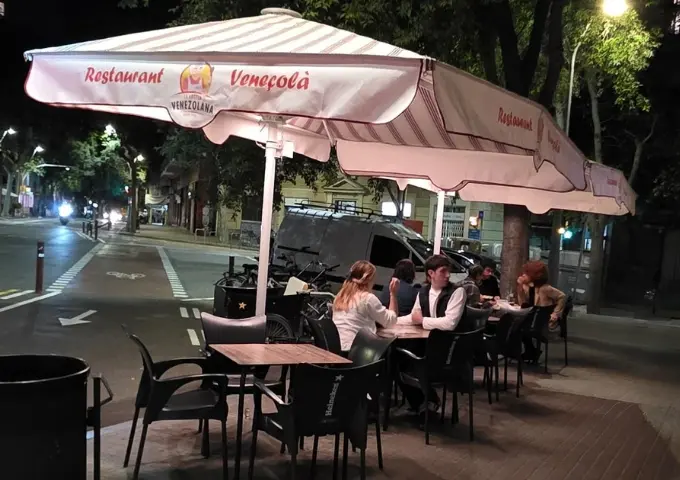 La terraza por la noche - El Rincón de la Abuela Venezolana