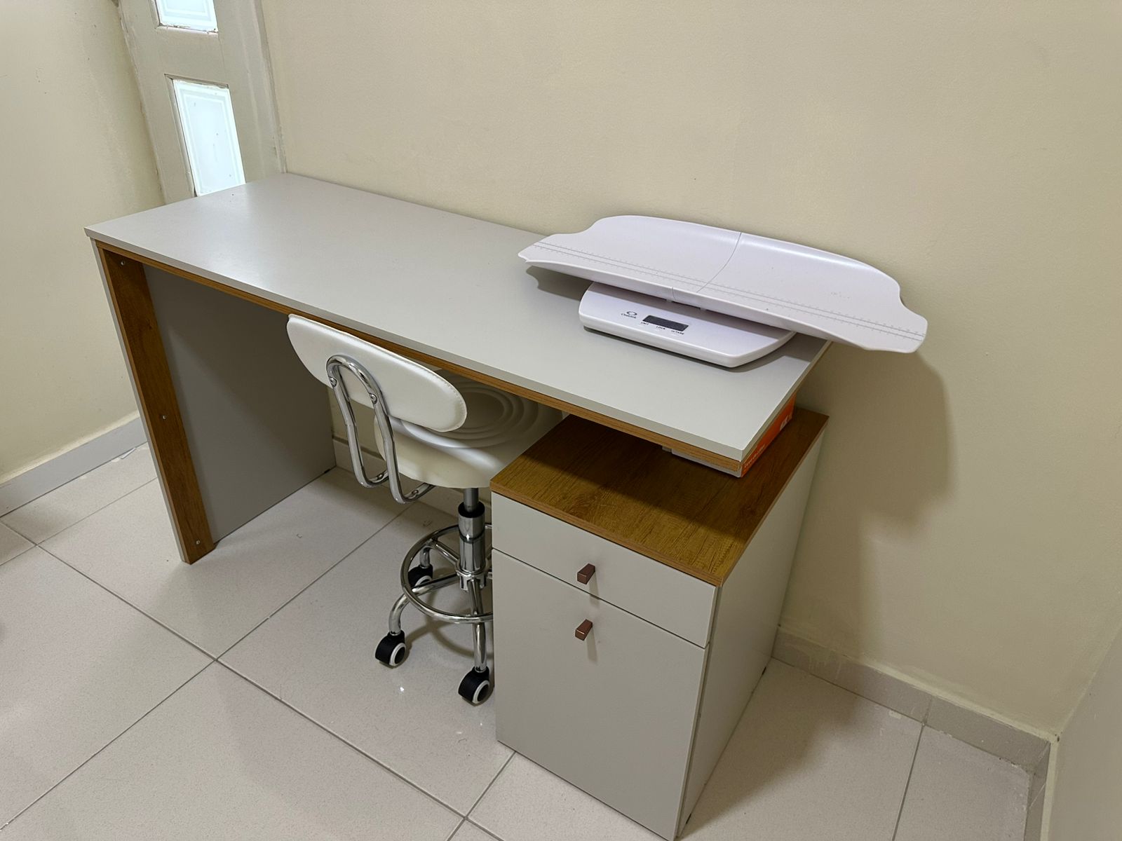 Espaço de pediatria com balança de bebê - Hemocenter